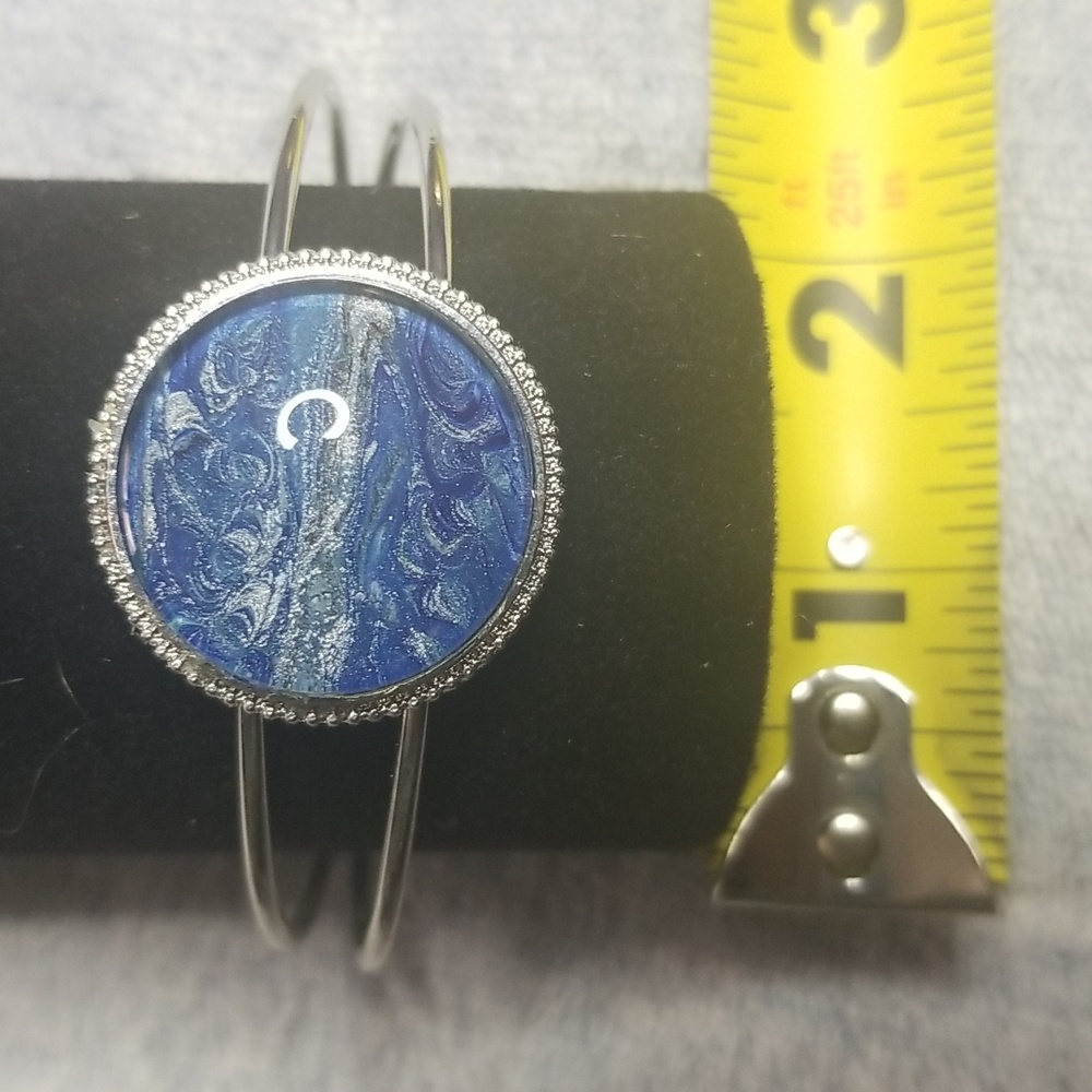 Original paint pouring skin jewelry. Silver colored bangle.